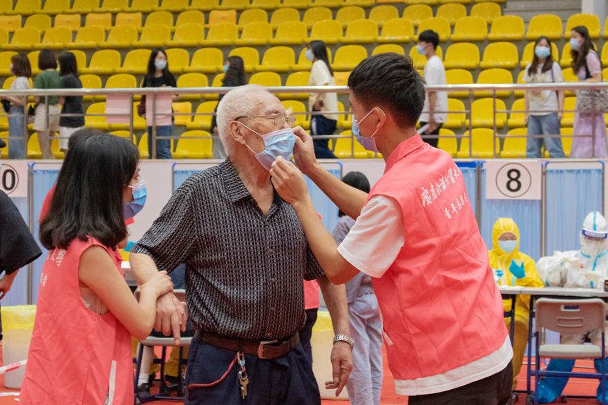 880+志愿者悉心引导照顾年长者4.jpg